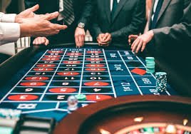 Permainan Caribbean Stud Poker di platform sabangbet dengan dealer langsung